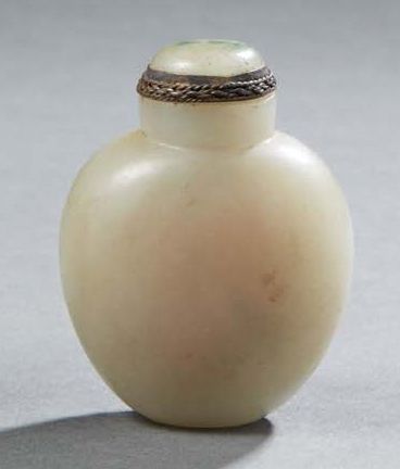 CHINE Snuff bottle in light jade, the stopper in jade XIX - XXth century H : 5,5&hellip;