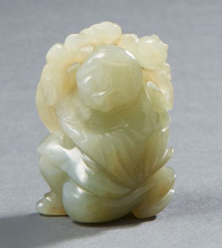 CHINE Figurine aus hellgrauer Jade, die ein kniendes Kind mit einem blühenden Zw&hellip;