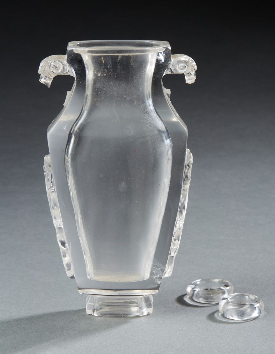 CHINE 雕塑的水晶花瓶，扁形的瓶身带有轻浮雕的千鸟图案，把手有马斯喀彻斯，19世纪（把手有事故）高：13.5厘米