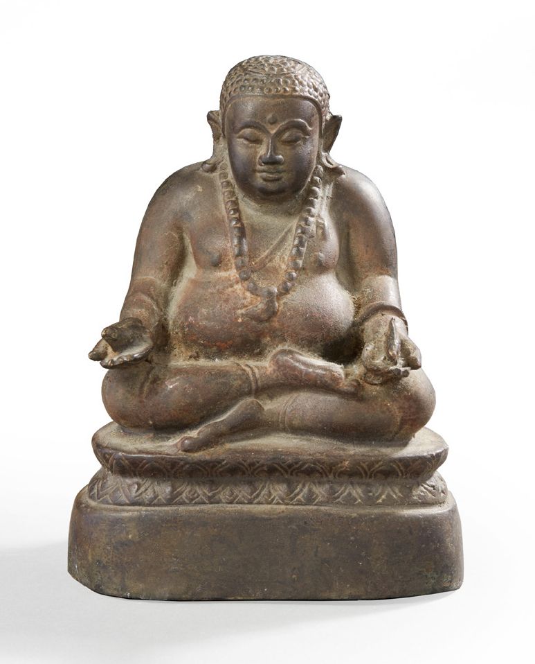 Asie du sud-est 棕褐色铜质坐佛像，莲花状底座，一手拿鱼，一手拿青蛙 19-20世纪 高：18厘米