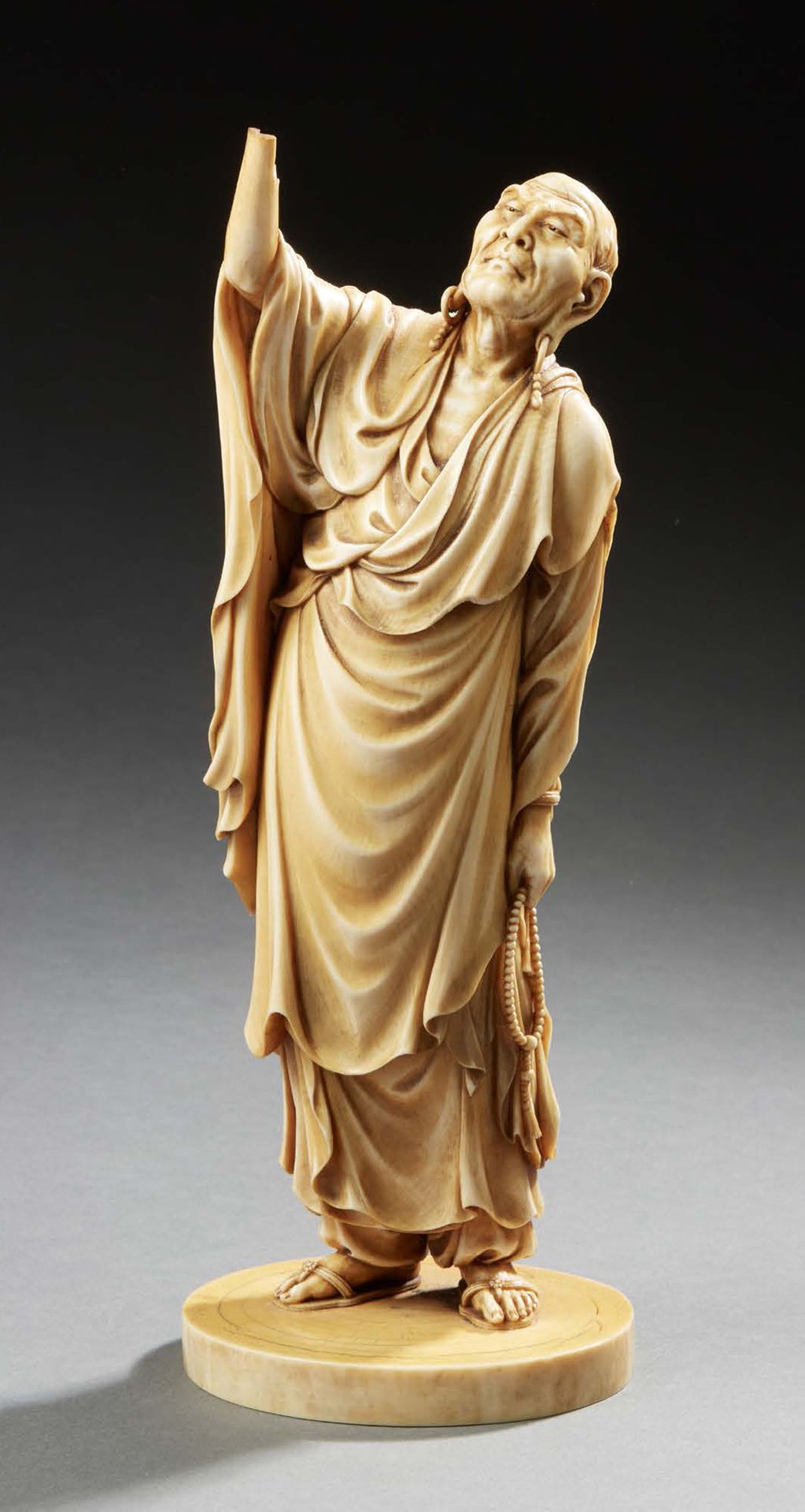 JAPON Carved ivory okimono showing a standing monk, one hand raised, wearing a d&hellip;