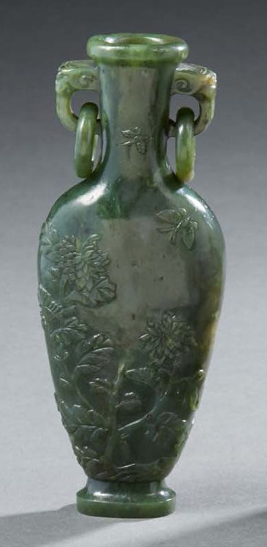CHINE 菠菜绿玉柱形小花瓶，扁形，敞开式手柄，瓶身有环形象头，饰以菊花和蝴蝶，20世纪 高：12.5厘米