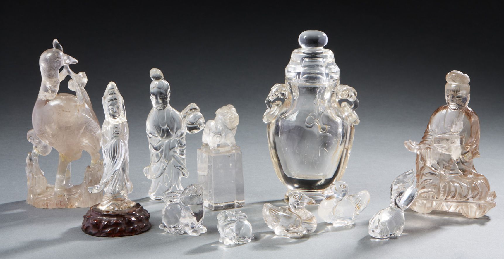 CHINE 一组水晶雕刻品，包括一个漂亮的有盖花瓶，两个把手的末端是环形的象头，一个代表观音的塑像，一个凤凰，两个女神，六个动物，包括一个印章的形式，20世纪。