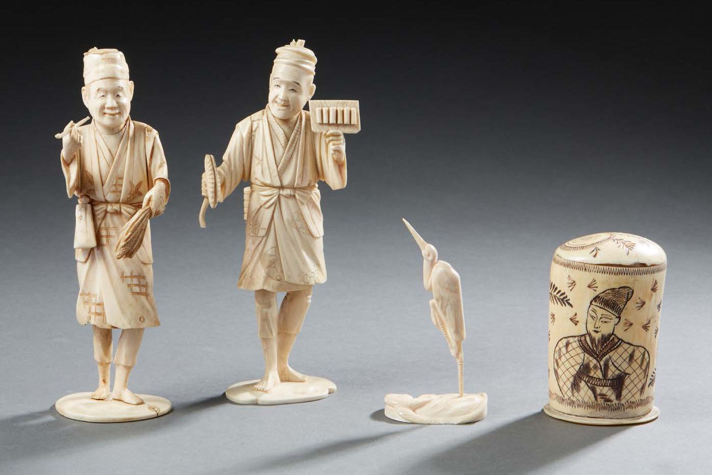 JAPON Lot composed of two carved ivory figurines, a covered ivory box carved wit&hellip;