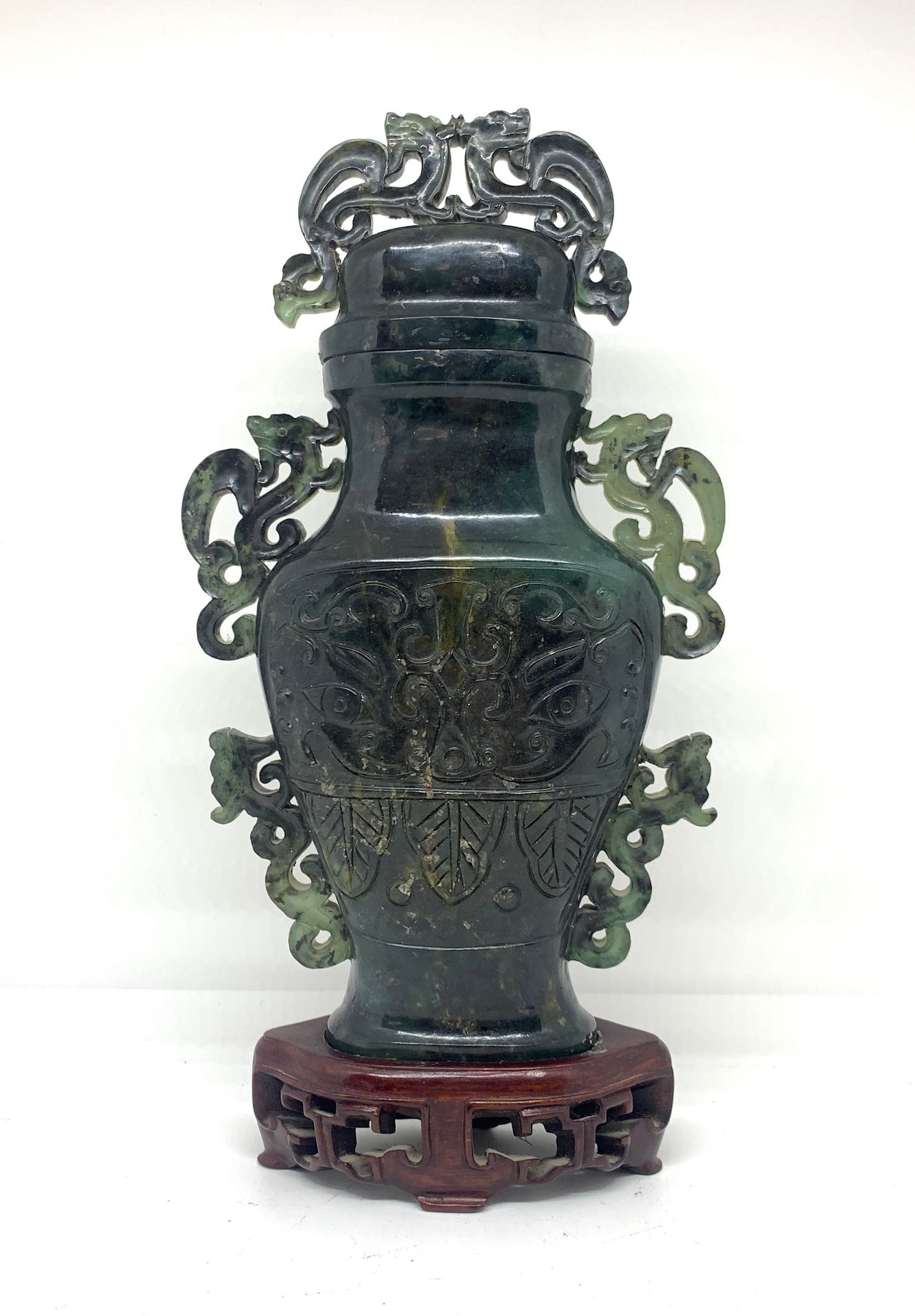 CHINE 
Vase couvert en jade sculpté et anses ajourées. Socle en bois. 

H. (hors&hellip;