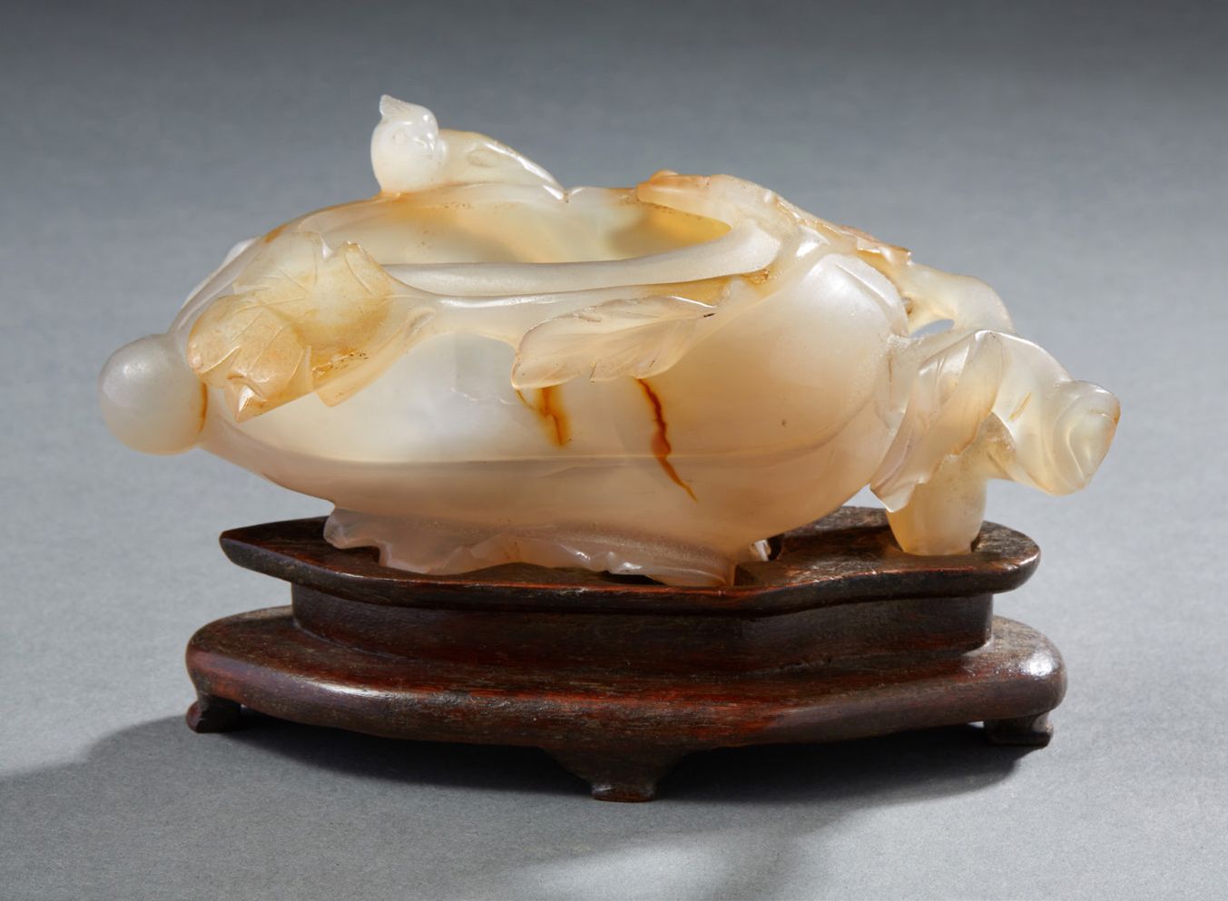 CHINE 雕刻的玛瑙学者的水壶，描绘了一个带肋的水果（南瓜），碗的边缘有鸟类，19世纪 长：12.5厘米