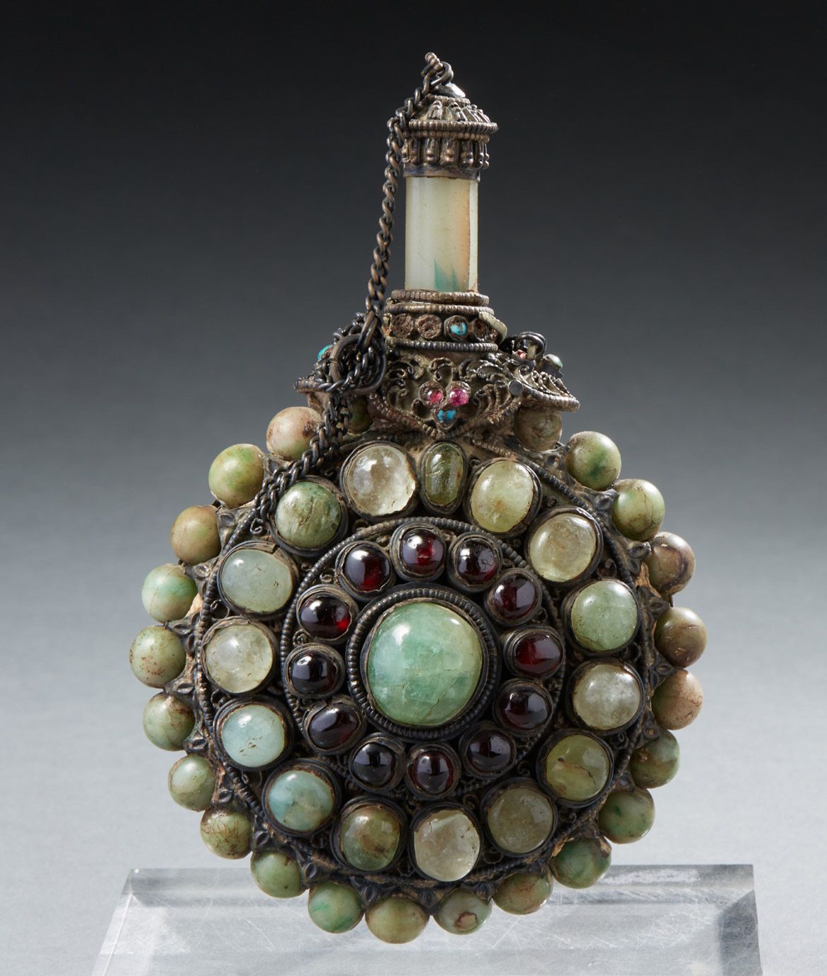 HIMALAYA ou TIBET 镀银朝圣者酒壶，镶嵌凸圆形绿色玉石，与岩石晶体和碧玺交替使用 19世纪末-20世纪初 高：16.5厘米