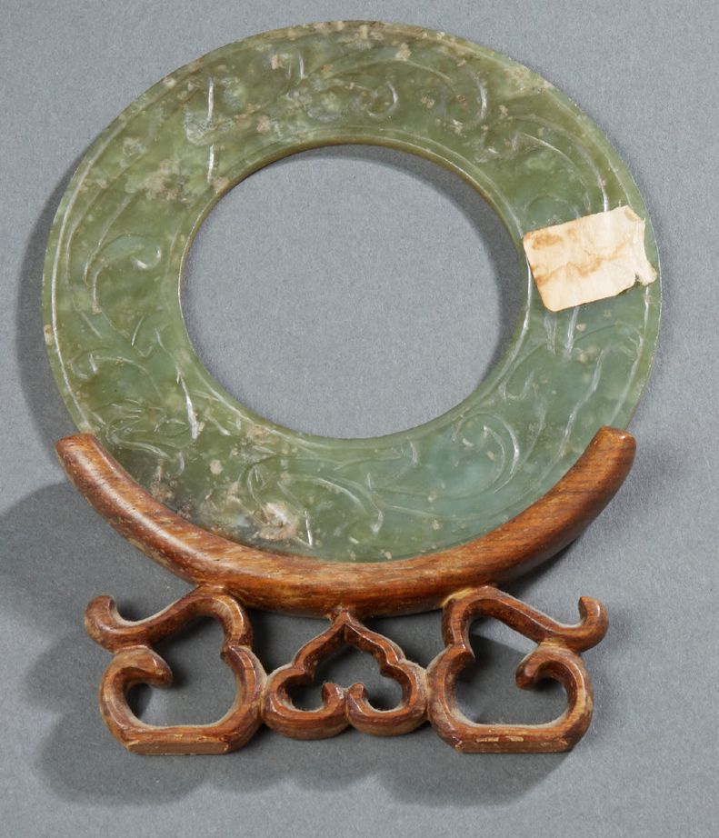 CHINE Green carved steatite bi disc in the jade style and its openwork wooden ba&hellip;