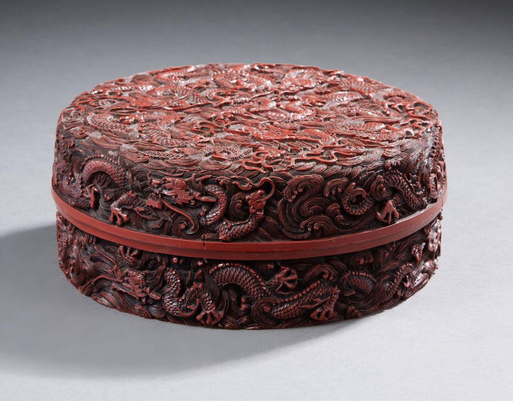 CHINE Una scatola circolare di lacca rossa decorata con draghi alla ricerca dell&hellip;