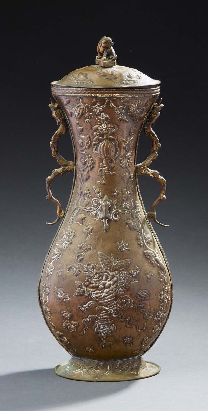 CHINE 黄铜盖的花瓶，上面有花、水果和蝴蝶的回纹装饰，手柄代表奇美拉。20世纪上半叶 底部重新焊接，背面为锡器 高：40厘米