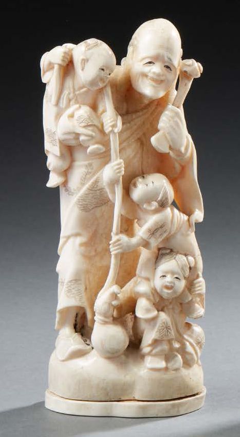 JAPON Carved ivory okimono representing a man playing with his children. Signatu&hellip;