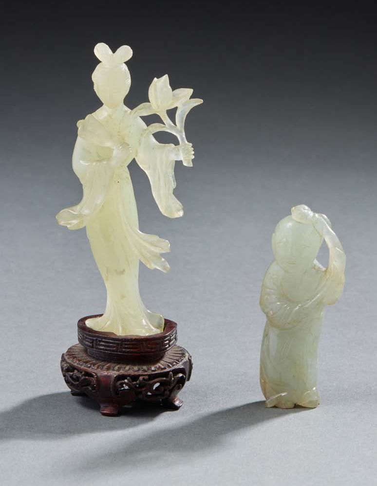 CHINE 两个小雕像，一个是玉石雕刻的女人，另一个是玛瑙雕刻的孩子，20世纪 高：10和7厘米