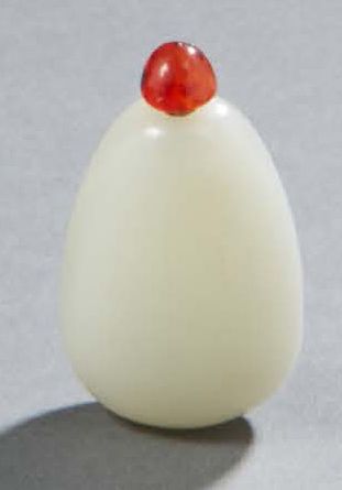 CHINE 淡玉雕鹅卵石形鼻烟壶，琥珀钮 19世纪 高：5厘米