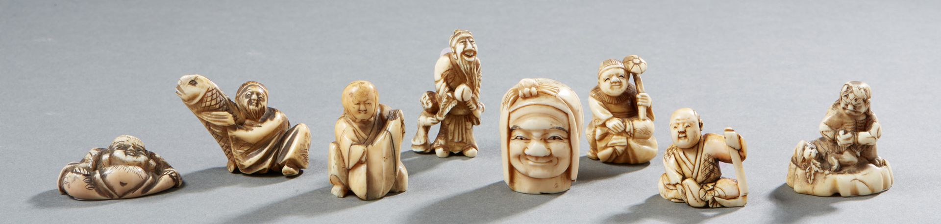 JAPON °°° Huit netsuke en ivoire sculptés à sujets divers anthropomorphes Premie&hellip;