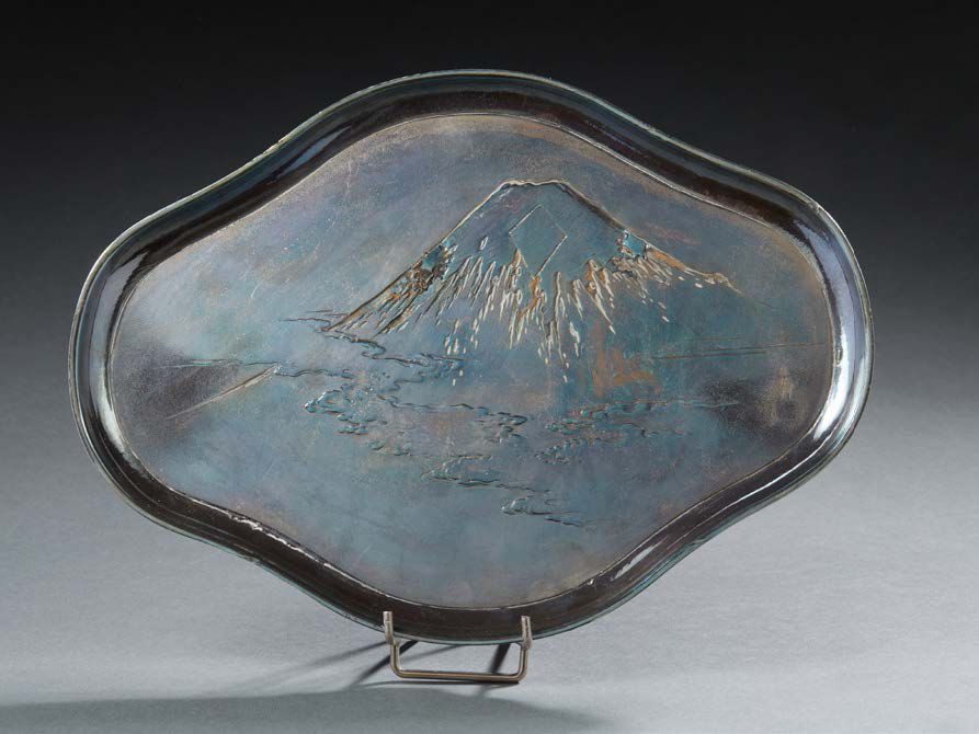 JAPON 雕刻着富士山景色的长方形镀银托盘。有三字签名 明治时期，1868 - 1912（事故和磨损）。