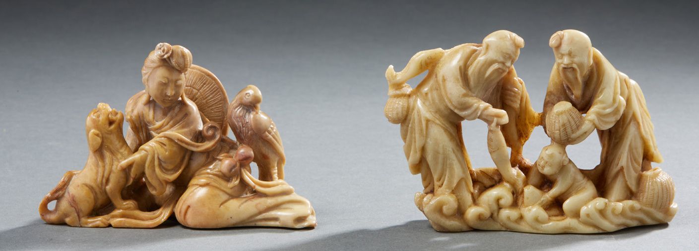 CHINE Zwei kleine Gruppen aus geschnitztem Speckstein, die Figuren darstellen Ci&hellip;