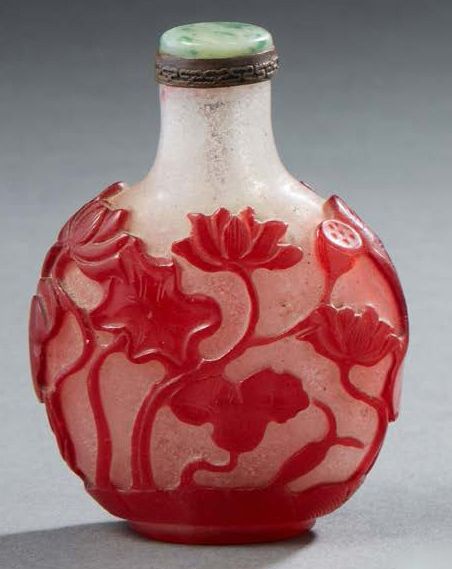 CHINE Snuff bottle in overlay glass with frosted bottom decorated in light ruby &hellip;
