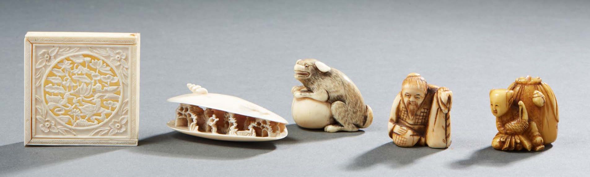 JAPON Tre netsuke in avorio intagliato con vari motivi (bambini, cane e uomo sed&hellip;