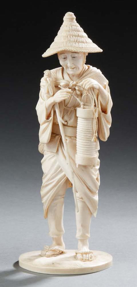 JAPON 大型象牙雕刻和服，表现了一个站在土丘上的人物，一手拿着灯笼，一手拿着带箱子的棍子。背面有两个字的签名，明治时期，1868-1912年，H。24.5厘&hellip;