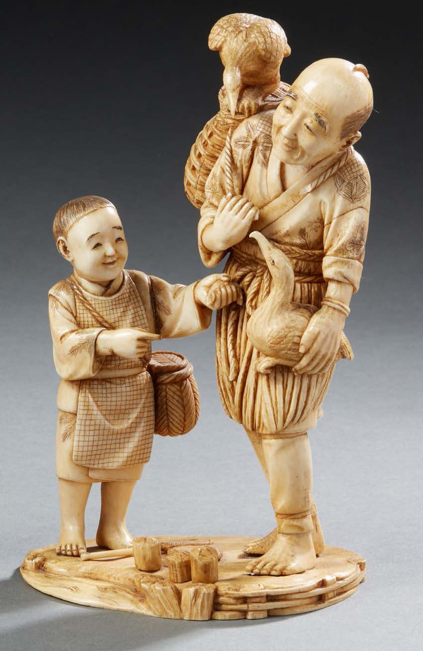 JAPON °°° Okimono aus geschnitztem Elfenbein, das einen Mann und ein Kind stehen&hellip;