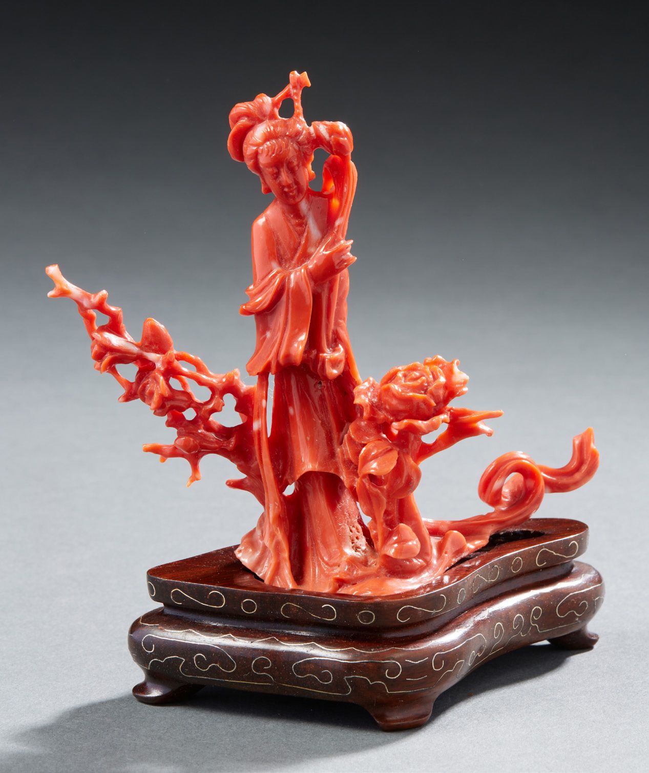 CHINE Figurine en corail sculpté représentant la déesse guanyin parmi les fleurs&hellip;