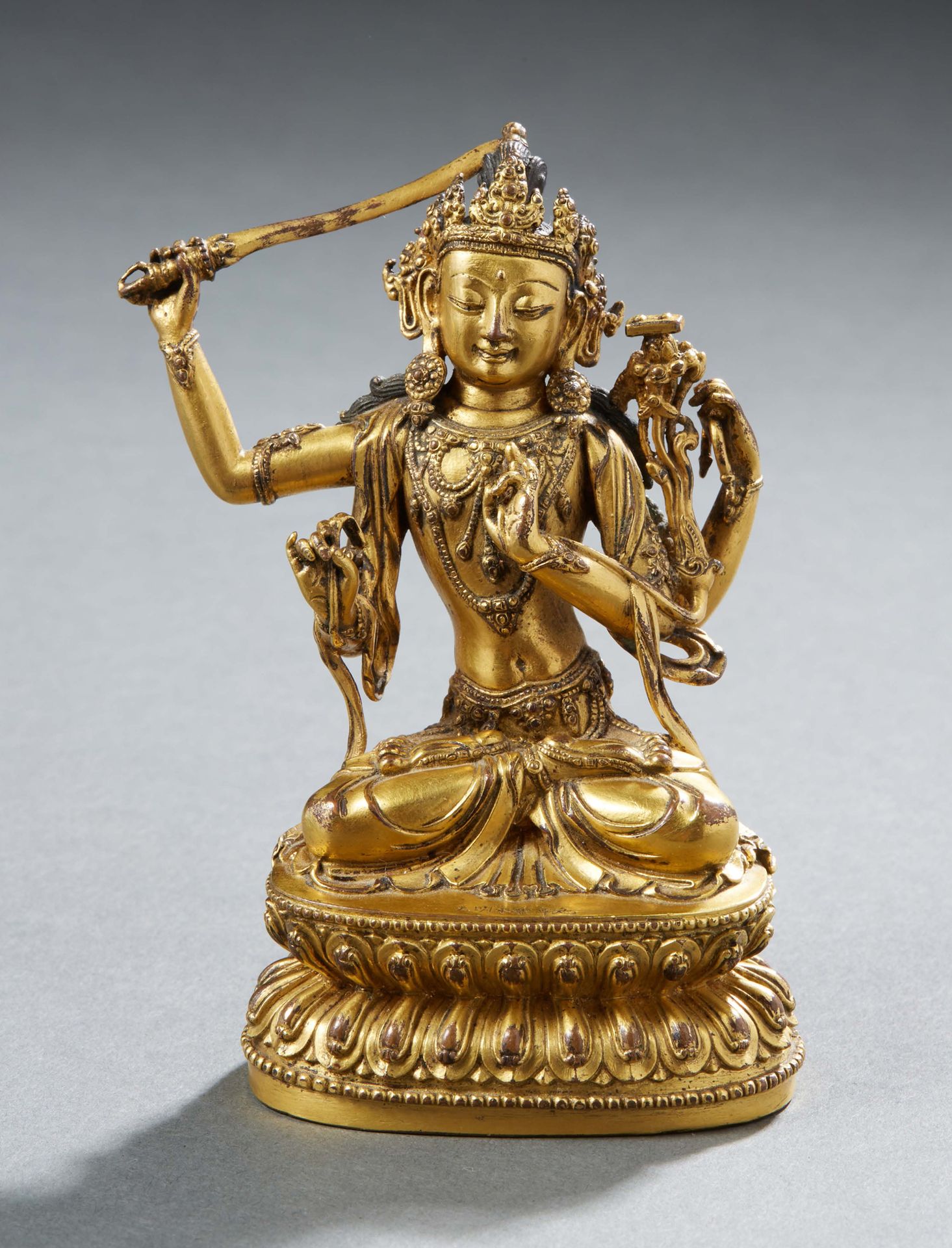 ART SINO TIBETAIN 美丽而罕见的鎏金小铜像，表现了四臂的塔拉女神坐在双莲座上，一手拿着剑，一手拿着知识的债券。在露台上刻有明朝的标记。20世纪下&hellip;