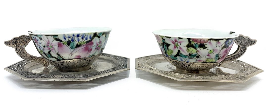 JAPON 一对带花纹的瓷杯，由银质装潢和碟子改编而成。20世纪。直径：9厘米