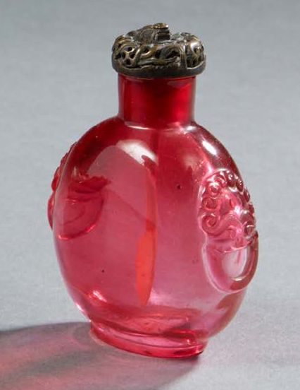 CHINE 有趣的半透明紅寶石色的北京玻璃鼻煙壺，側面刻有環狀的獅子頭，鏤空銀蓋顯示龍頭 19世紀 高：6.5厘米（蓋已脫落