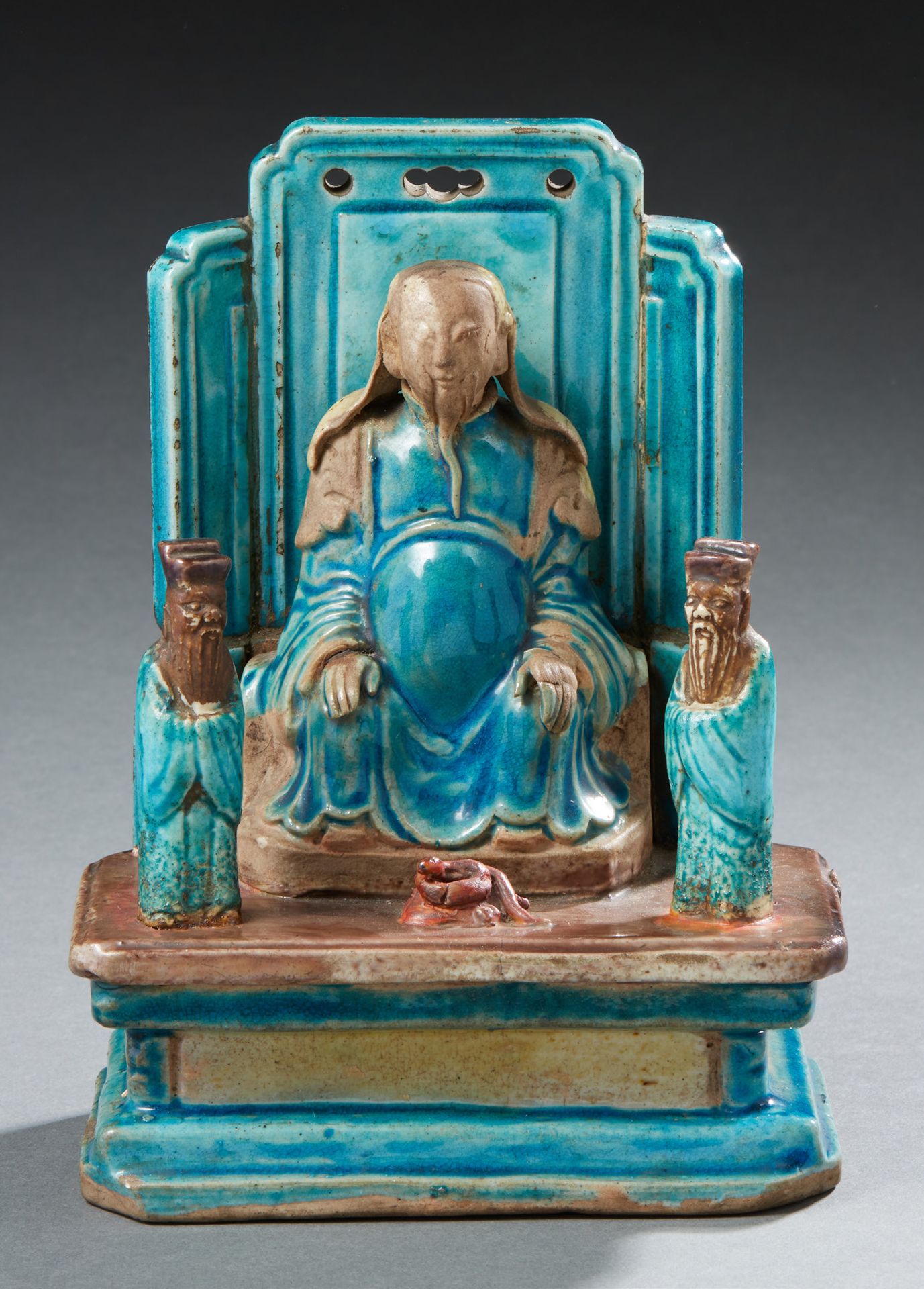 CHINE 绿松石珐琅器组，表现关帝坐在宝座上，周围有两个仆人，脚下是一只乌龟，上面有一条蛇，康熙时期，1662 - 1722 两块框住宝座的板子重新连接起来 &hellip;