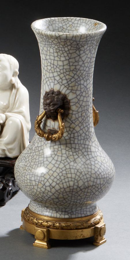 CHINE 灰色裂纹盖的炻器花瓶，GE型，把手显示棕色的狮子头。19世纪下半叶的南京作品。它是在法国改编的，在底座和环形叶子形状的铜器上有凹槽和镀金的安装。青铜&hellip;