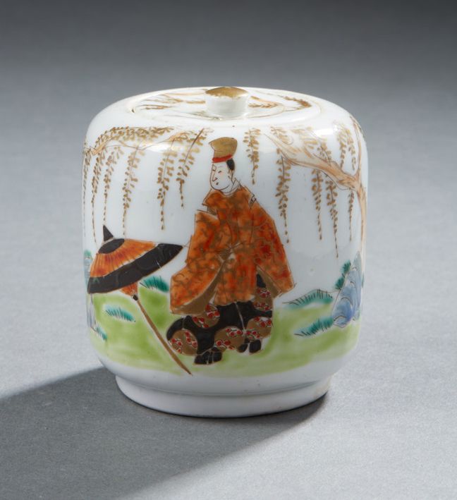 JAPON Porcelain covered cylindrical box decorated with a character on a landscap&hellip;