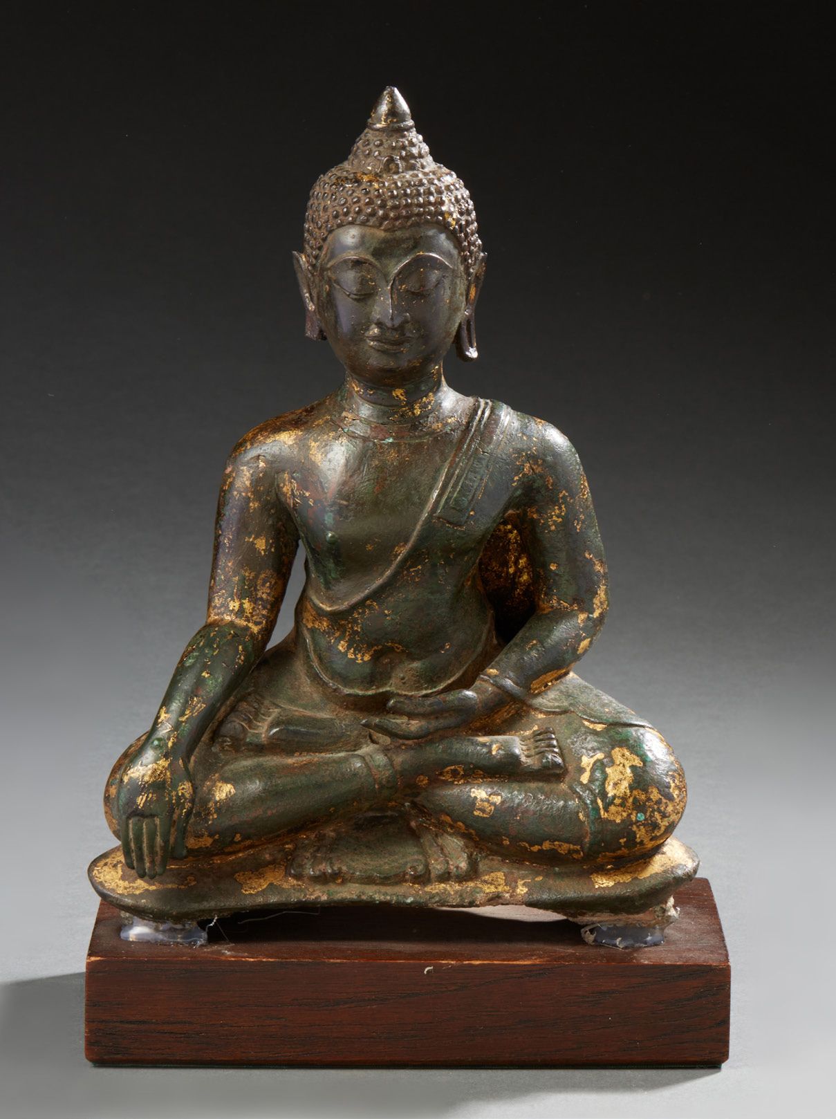 THAÏLANDE Figurine représentant un bouddha en bronze à patine brun vert et trace&hellip;