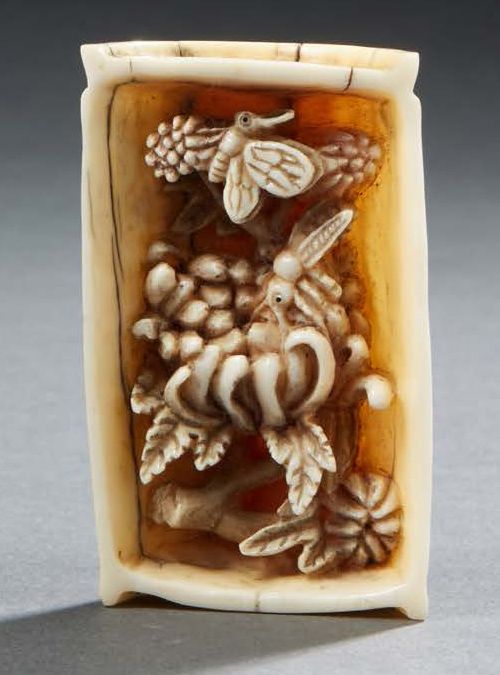 JAPON Netsuke de marfil tallado con una pieza de bambú con una escena de maripos&hellip;