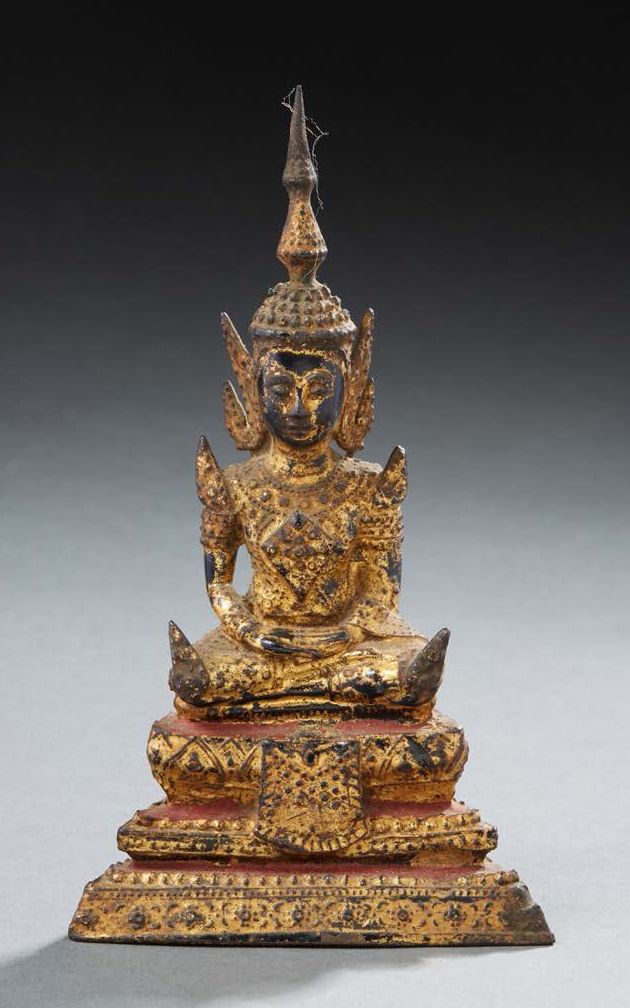 THAÏLANDE 黑色和金色漆面的青铜俑，红色的亮点，表现了一个坐着的佛陀在一个莲花状的底座上，有一个三层的底座，19-20世纪 高：16,5厘米