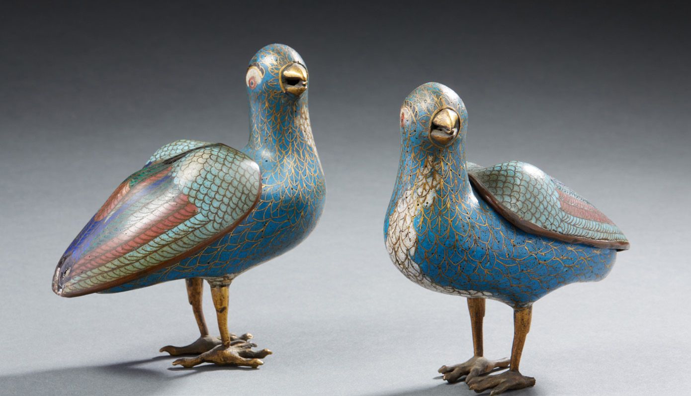 CHINE Pair of cloisonné bronze quails with turquoise blue background and polychr&hellip;