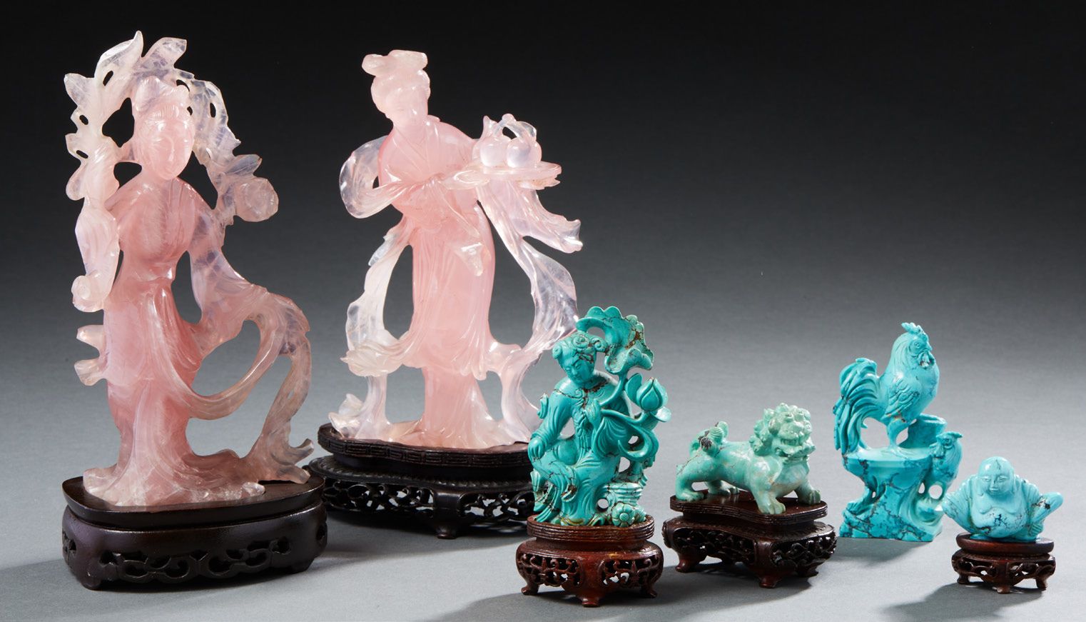 CHINE 由四件绿松石雕刻的各种雕塑组成的小套装，其中三件带有镂空的木质底座，还有一对表现观音菩萨的玫瑰石英雕像 现代时期