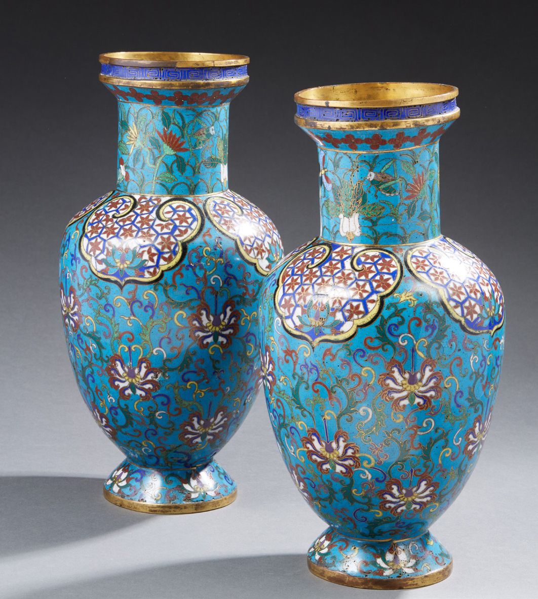 CHINE 一对景泰蓝铜质花瓶，背景为绿松石蓝，以多色装饰的莲花，周围有细胞中的星星，颈部有蔬菜、花朵和蝴蝶。19世纪下半叶 H．36厘米
