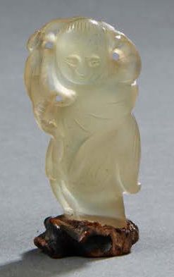 CHINE Figurine en agate clair sculpté représentant un enfant Premier tiers du XX&hellip;