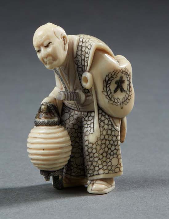 JAPON 有趣的象牙雕刻网饰，表现了一个拿着剑和灯笼的武士。背面有两个字的签名 明治时期；1868-1912年H.5厘米