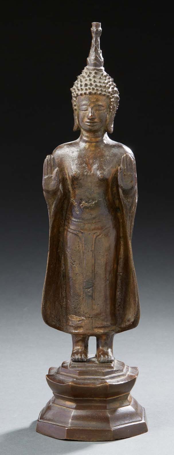 ASIE DU SUD-EST (LAOS ?) 八角形底座上的棕色铜雕代表一尊站立的佛像。18-19世纪 高：32.5厘米