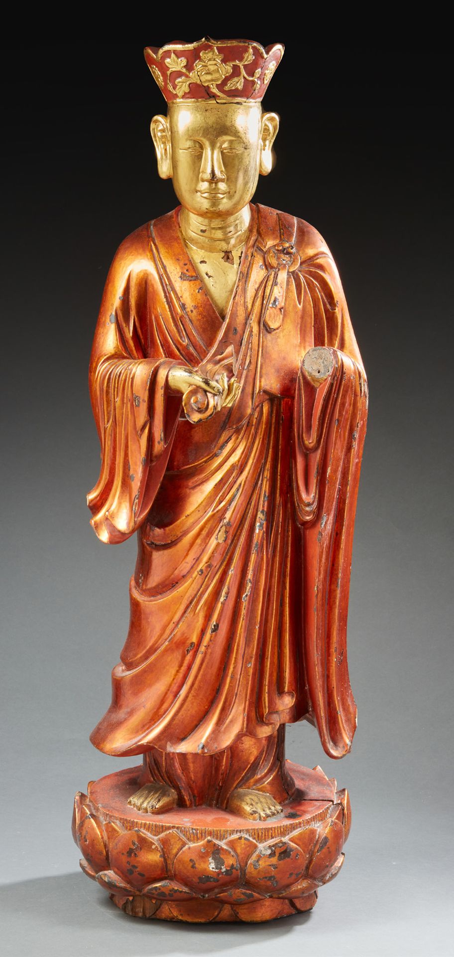 VIETNAM 大型木雕僧人像，袈裟有多处褶皱，头饰有花卉图案 19世纪下半叶（缺一只手，有缺口和裂纹） 高：102厘米