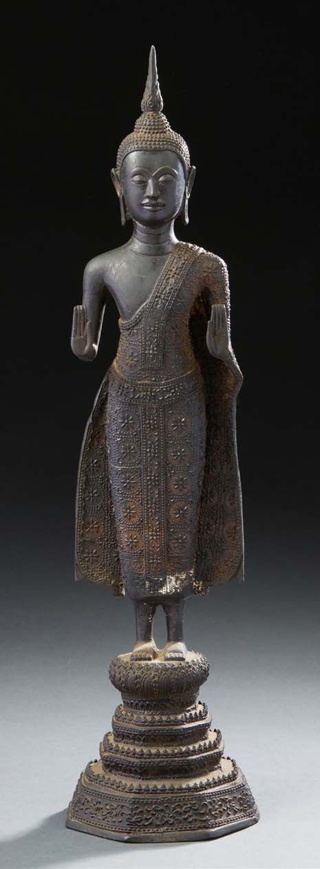 THAÏLANDE Bronze figurine with brown patina representing a Buddha standing on a &hellip;