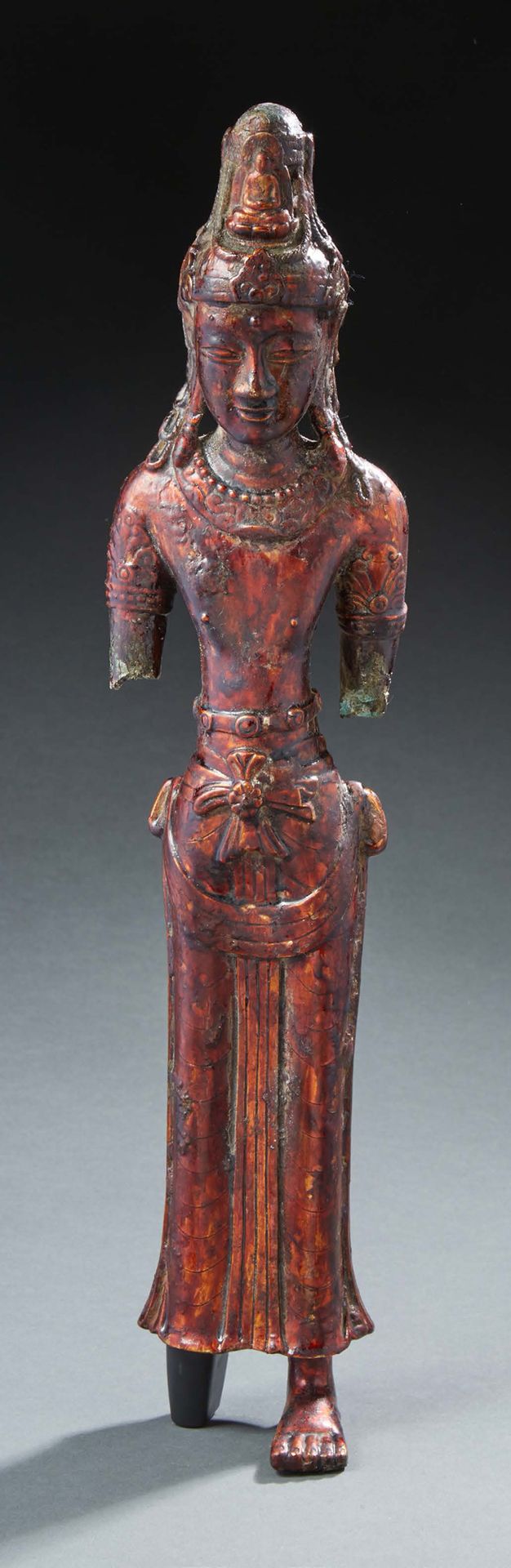 CHINE 罕见的大型红漆铜像，身穿长袍（dothi），腰间系着饰有花纹的腰带，围巾系在身体两侧，露出裸露的躯体。她戴着一条大项链，上臂戴着手镯，戴着耳环，头饰&hellip;