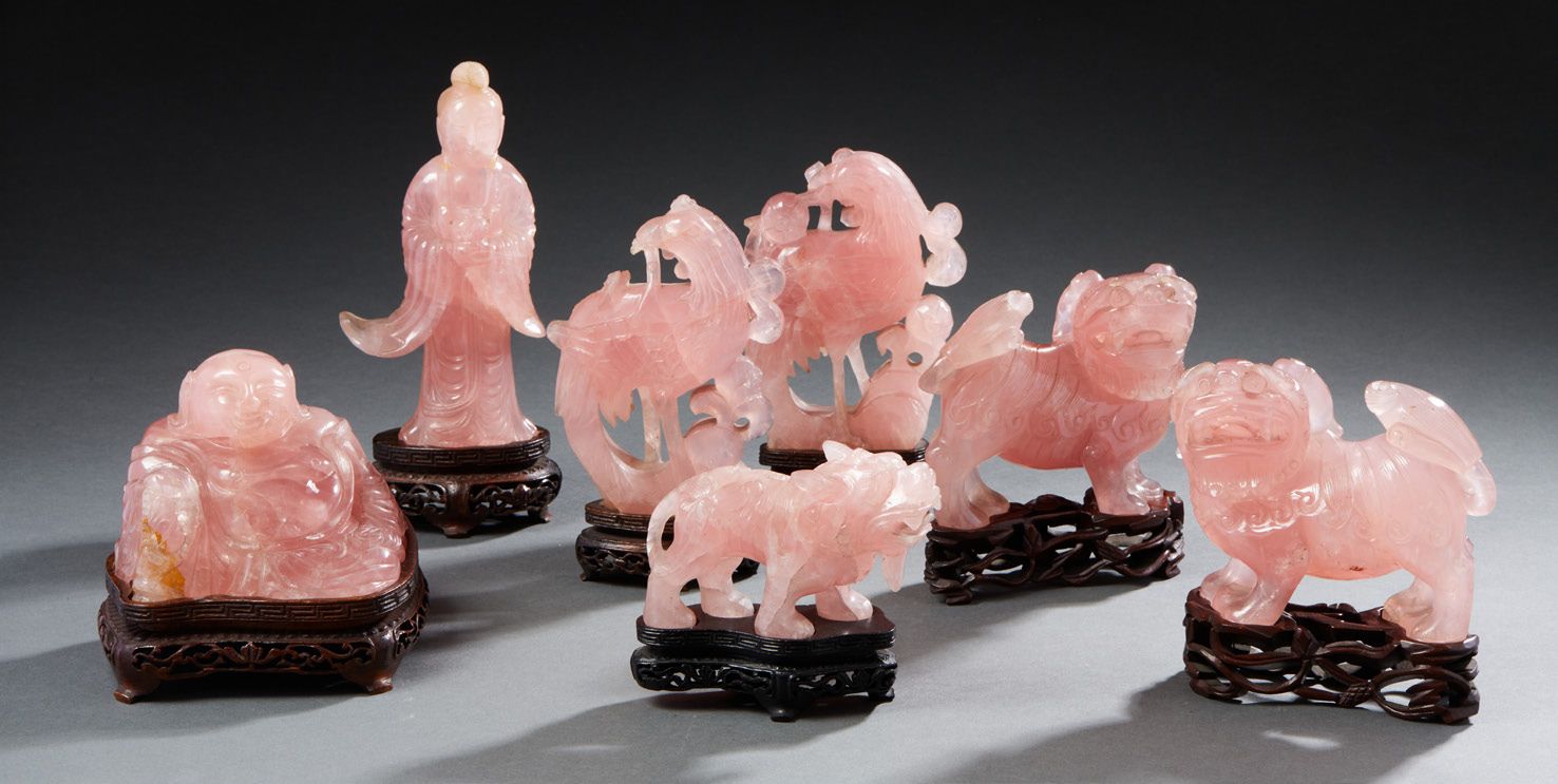 CHINE Set of rose quartz sculptures representing a pair of Buddhist lions, two p&hellip;