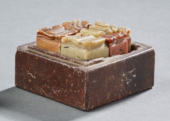 CHINE 一套七枚带风格化叶子图案的皂石雕刻印章，装在其皂石盒中 19世纪末（一枚小印章丢失） 尺寸：6.5 x 6.5厘米
