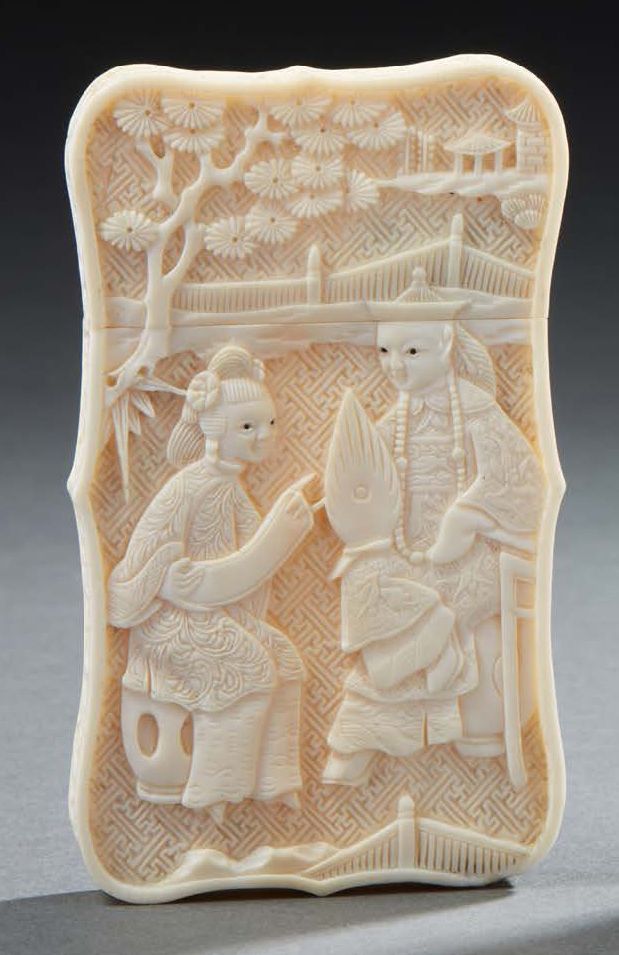 CHINE 一个象牙雕刻的名片盒，每一面都有风景中的优质人物设计。19世纪下半叶的广东作品 长：9.5厘米