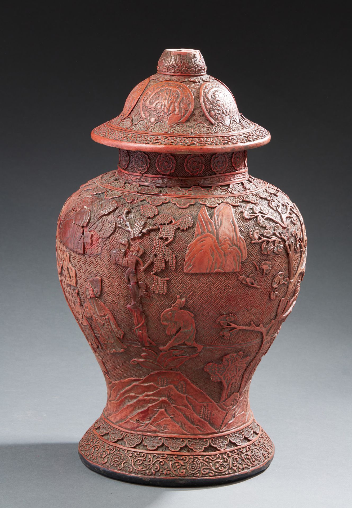CHINE 红漆柱状有盖花瓶，轻浮饰有宫廷和花园场景的人物。盖子上和背面都有穿孔（以前装成灯）。花瓶底部有宣德款 19世纪末-20世纪初 高：46厘米（事故和缺&hellip;