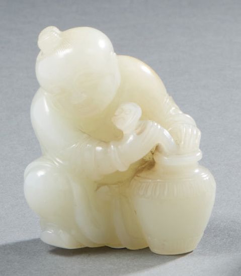 CHINE °°° Très belle figurine représentant un enfant assis tenant un vase avec f&hellip;