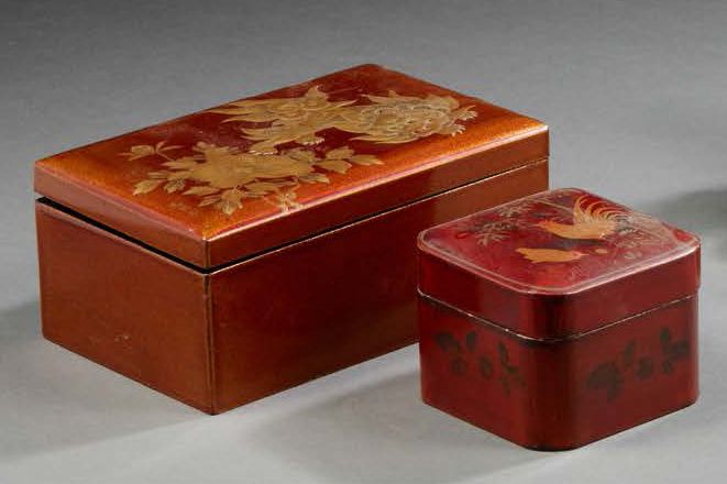 CHINE 套装包括一个长方形的木盒，盖子上有镀金的奇美拉装饰（尺寸：6 x 10.5 x 16.5厘米）和一个红色漆木的小方盒，有公鸡装饰。1900年左右 尺&hellip;