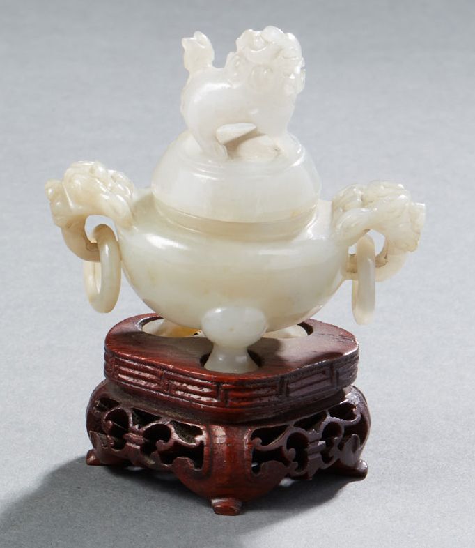 CHINE 浅灰色玉雕小型有盖香炉，把手和盖子都是佛教狮子的形状 20世纪上半叶 雕花木底座 高：7厘米